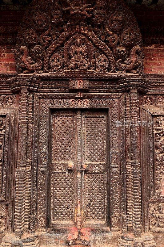尼泊尔加德满都，Bhakrapur durbar广场上雕刻精美的木门和细节